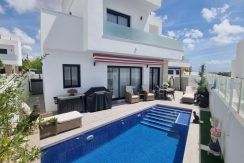 a-vendre-jolie-villa-moderne-piscine-solarium